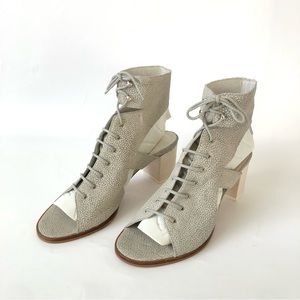 Miista Karlee Grey Stingray Embossed Leather Lace Up Sandals Size 39/8.5